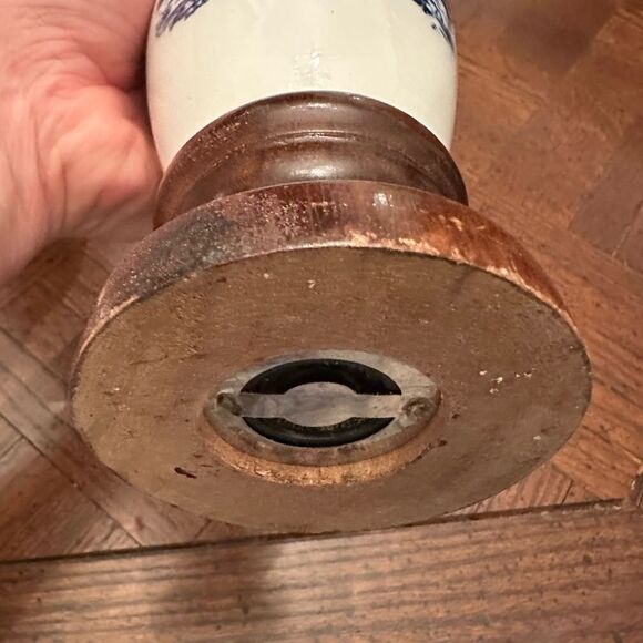 Delft Blue Windmill Salt Shaker and Pepper Grinder - Picture 6 of 6